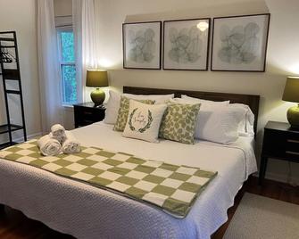 Beach Please! Complimentary 6-Seater Golf Carts! - Eastpoint - Bedroom