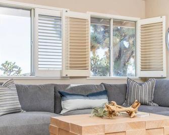 @Marbella Lane - Charming Tranquil Hideaway - Yucca Valley - Living room
