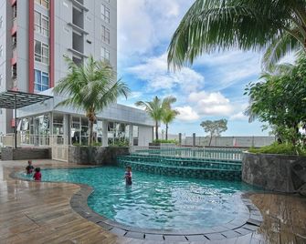Comfort Studio Apartment Vida View Makassar - Makassar - Pool