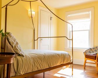 Historic 4-bedroom cottage with modern updates. - Clarkston - Bedroom