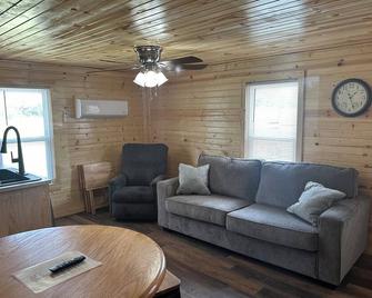 Unit B Country home apartment near Warrensburg - Warrensburg - Obývací pokoj