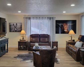 3-bedroom house in gorgeous Libby with WiFi, AC. Book your stay now - Libby - Soggiorno