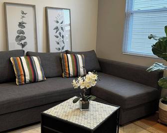 Luxury Apartment in Elizabeth, NJ. Near to Newark Airport. - Elizabeth - Living room