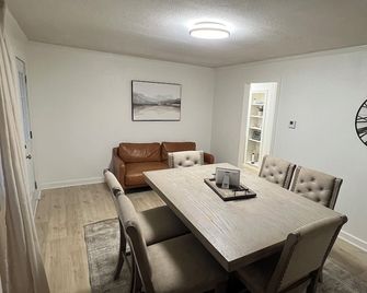 Cozy home in a peaceful country setting with stocked pond. Relax and unwind. - Bridgeport - Essbereich