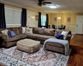 Perfect and convenient location. Many amenities. - Dothan - Sala de estar