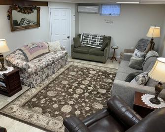 AnJ Bed and Breakfast, family friendly, quiet country setting. - New Holland - Living room