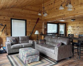 Beautiful Cabin on private lake close to all the attractions in the Eastern UP! - Sault Ste. Marie - Living room
