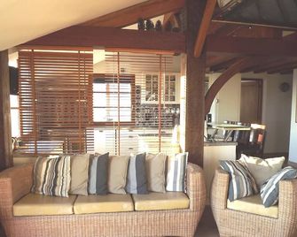 Fishermlan's house on the beach and his beached boat - Ла-Тюрбаль - Вітальня