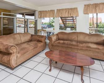 Days Inn San Bernardino Near San Manuel Casino - San Bernardino - Living room