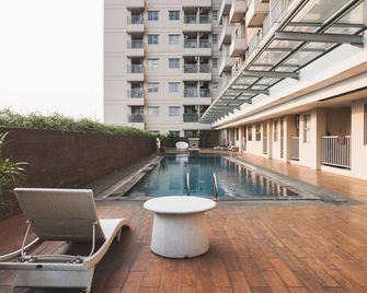 Tranquil Living Studio At Belmont Residence Puri Apartment - Jakarta - Pool