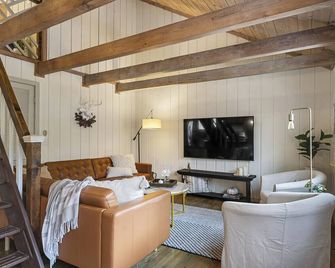 The Cottage Up North - Ski, Snowmobile, Shop, Dine - Boyne Falls - Living room