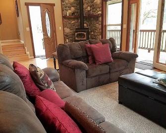 Welcome to the Elk House! 4 Private Acres/Close to Hiking and Lake Quinault! - Quinault - Living room