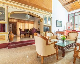 RedDoorz Syariah near Balai Kota Batu - Malang - Living room