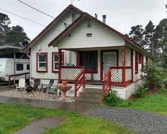 Updated Ranchhouse, large yard & rear deck. - Fort Bragg - Edificio