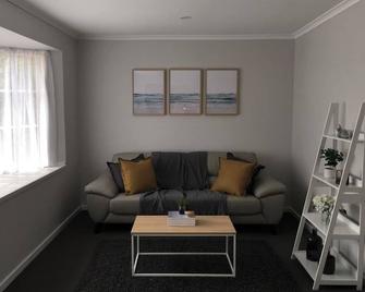 Gisborne large family home with wifi - Gisborne - Living room