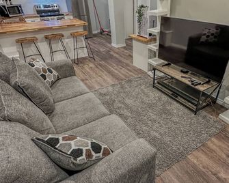 Cozy Basement Apartment (700 sq ft) with Full Kitchen - Orangeville - Living room