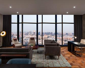 DoubleTree by Hilton Dubai M square Hotel & Residences - דובאי - חדר שינה