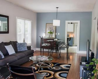 Cozy Bungalow in a nice friendly neighborhood - Evansville - Living room