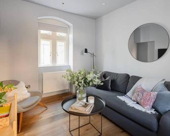 St Catherine's Hospital - Curated Property - Bath - Pokój dzienny