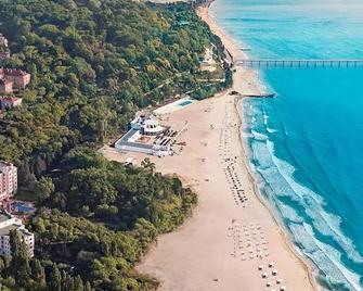 Flower Street provides accommodations with free Wifi, air conditioning - Sunny Beach - Beach