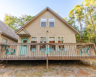 Hennie's Hideaway #2 - Edgemont - Building