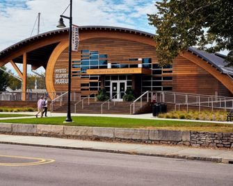 Light House Suite 202 · walk Mystic-Train/Downtown · aquarium - Groton