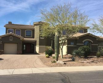 Beautiful Mountain View Home with Private Resort Style Backyard - Gold Canyon - Edificio