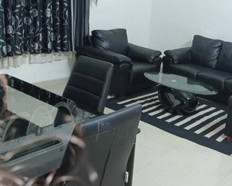Sai Maa Resort And Convention Centre - Puttaparthi - Living room