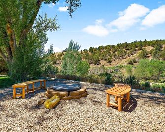 The Park Cabin at Mount Carmel Motel And - Mount Carmel - Patio