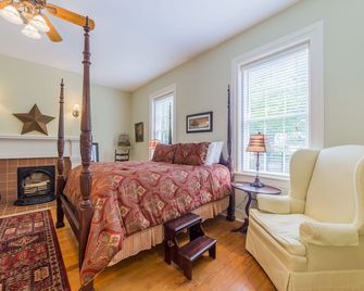 Bourbon Trail: Bardstown 3 Bedroom/3 Bath Cottage, Park Setting, Walk To Downtown - Bardstown - Chambre