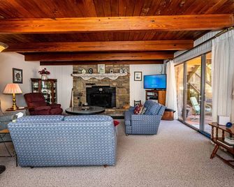 Lakefront Cabin Retreat | Private Lake, Boat & Wildlife 2br, 1.5ba - Morgantown - Living room