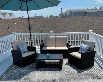 Beach Block, One Bedroom, Third Floor W/ Terrace - Sea Bright - Balcony