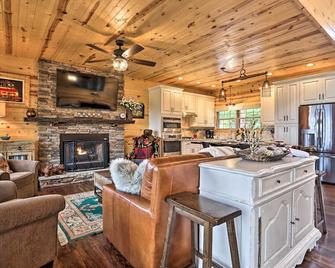 Woodsy Retreat w/ Fire Pit & Resort Amenities - Gatlinburg - Living room