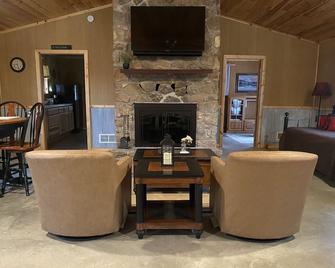 Charming Secluded Getaway Cabin within minutes of amenities - Cape Girardeau - Living room