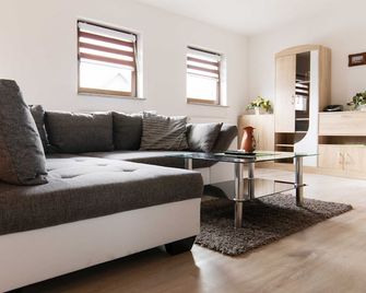 Apartment 'Thommy' - Quiet location in a beautiful setting - Bad Schlema - Wohnzimmer