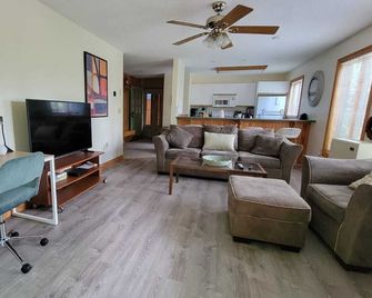 White Mountain Escape - Cozy Home with Fireplace & River Access - Twin Mountain - Living room