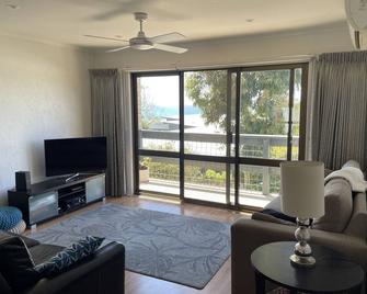 One block from the surf beach, ocean views - Lorne - Living room