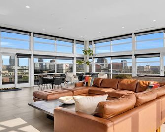 2BR Family Getaway, Rooftop Pool in Downtown Orlando! - Orlando - Lounge