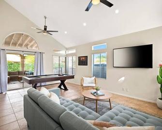 Family friendly home with pool, pool table, games, arcades and equipped kitchen - Indio - Living room