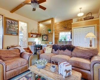 Charming Livingston Vacation Rental with Views! - Livingston - Living room