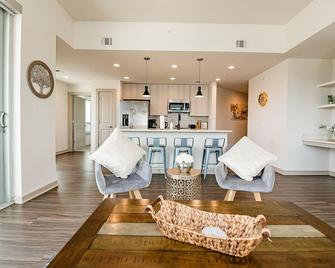 2br Uptown Furnished Apartment Near Truist Fields 2 Bedroom Apts by RedAwning - Charlotte - Living room