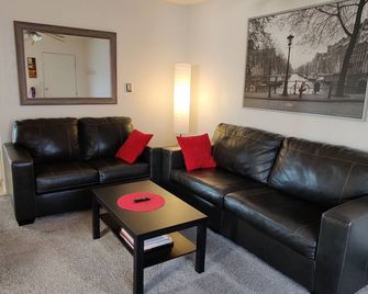 Private Winslow, Arizona Home less than 1 mile from I-40 & Route 66 - Winslow - Wohnzimmer