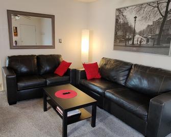 Private Winslow, Arizona Home less than 1 mile from I-40 & Route 66 - Winslow - Wohnzimmer