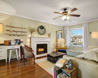 Charming Midtown Home near Fairgrounds/TU/Downtown - Tulsa - Living room