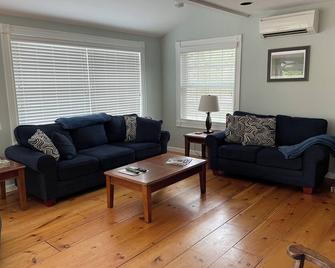 Beautiful lakeside property with full amenities - Auburn - Obývací pokoj