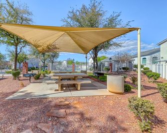 Why stay in the confinement of a hotel,when you can stay in this Las Vegas oasis - Enterprise - Patio