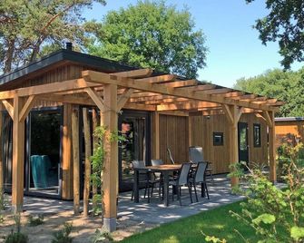 Holiday home with garden, jacuzzi & sauna - Wekerom - Patio