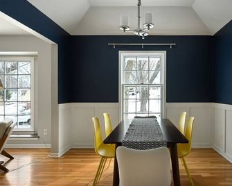 Relaxing Space for Families & Friends — Sleeps 10 + Pet-Friendly - Grandview - Comedor