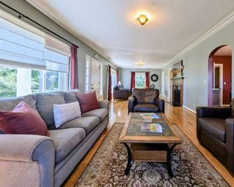 Historic Vineyard Escape, with patio and vintage charm-Pet friendly! - Dayton - Sala de estar