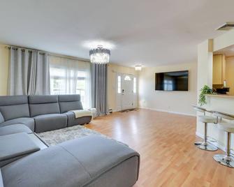 Dog-Friendly New York Vacation Rental w/ Balcony - Loch Sheldrake - Living room
